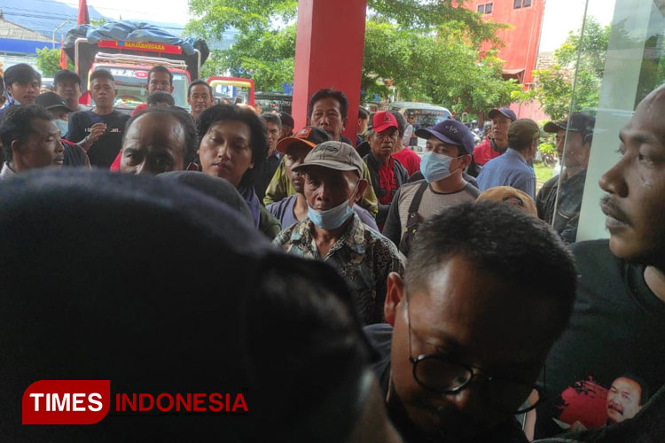 Ratusan simpatisan PDI Perjuangan Banjarnegara saat menggelar aksi unjuk rasa di depan kantor DPC. (FOTO: Muchlas Hamidi/TIMES Indonesia)
