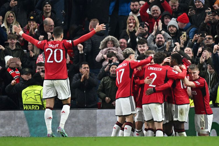 Pemain Manchester United merayakan kemenangan 4-3 atas Liverpool yang mengantarkan mereka lolos ke semifinal Piala FA. (FOTO: ANTARA/AFP/PAUL ELLIS)