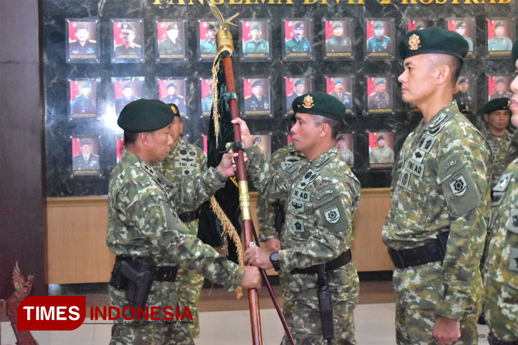 Panglima Divisi Infanteri 2/Kostrad, Mayor Jenderal TNI Haryanto saat sertijab Danbrigif 9/2 Kostrad, Letkol Inf Dr. La Ode Muhammad Nurdin, S.Sos., M.I.Pol. (Foto Dok Pribadi La Ode for TIMES Indonesia) 