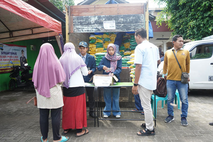 Suasana pasar murah yang digelar oleh Pemerintah kabupaten Kediri (FOTO: Diskominfo Kabupaten Kediri)