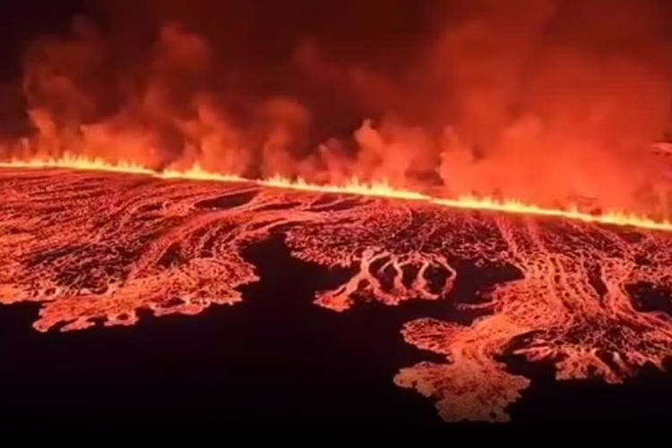 Inilah momen yang menakjubkan saat lava gunung berapi baru di Islandia muntah ke udara kemudian meleleh bak jamur. (FOTO: Daily Mail)