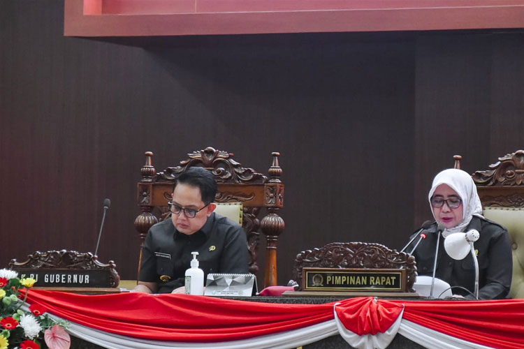 Pj Gubernur Adhy saat paparan RUED dalam Rapat Paripurna di Gedung DPRD Provinsi Jatim. (FOTO: Dok.Humas Pemprov Jatim)