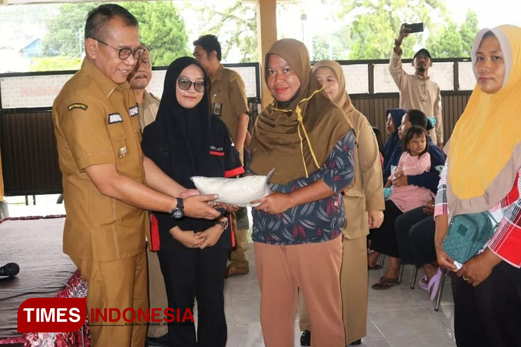 Pj Bupati Bondowoso Bambang Soekwanto saat menyerahkan bantuan beras pada warga (FOTO: Prokopim for TIMES Indonesia) 