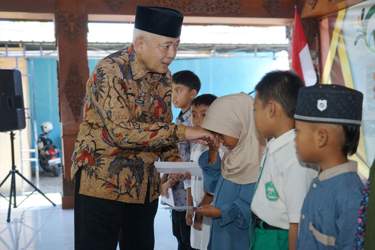 Bupati Malang, HM Sanusi, saat menyerahkan bantuan yatim-piatu secara tunai, untuk ratusan yatim-piatu dari Kecamatan Pagelaran dan Gondanglegi, di Pendopo Kecamatan Gondanglegi, Kabupaten Malang, Selasa (19/3/2024). (FOTO: Humas Prokopim)