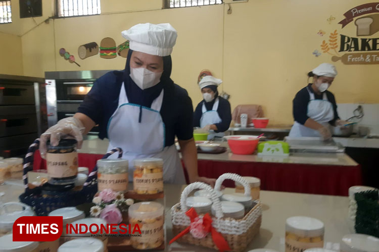 Para warga binaan Lapas Perempuan Kelas II A Malang saat sibuk memproduksi kue kering. (Foto: Rizky Kurniawan Pratama/TIMES Indonesia)