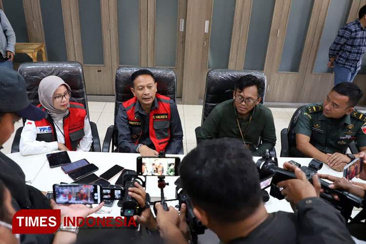 Pj Wali Kota Malang, Wahyu Hidayat bersama Pertamina saat ditemui awak media. (Foto: Porkopim Setda Kota Malang/TIMES Indonesia)