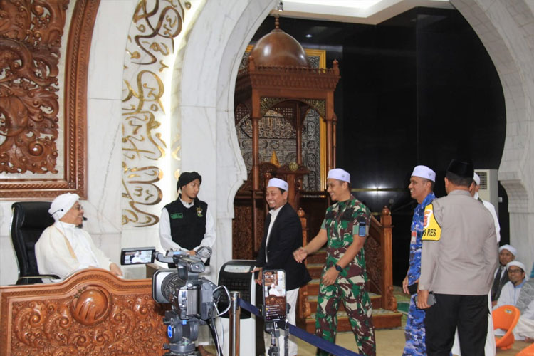 Dandim 0612/Tasikmalaya saat berada di Pondok Pesantren Idrisiyyah, Cisayong, Kabupaten Tasikmalaya, Jawa Barat, Senin (18/3/2024) malam (FOTO: Pendim 0612/Tasikmalaya)