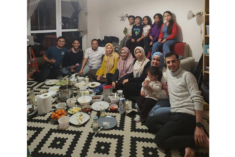 Buka bersama masyarakat muslim Indnesia di Budapest. (Foto: Aldi Subakti)