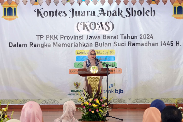 Pj Ketua TP PKK Provinsi Jawa Barat Amanda Soemedi Bey Machmudin meninjau acara Kontes Anak Sholeh (KOAS) Kabupaten Bekasi di Komplek Pemda Kabupaten Bekasi. (Foto: Dok. Humas Jabar)