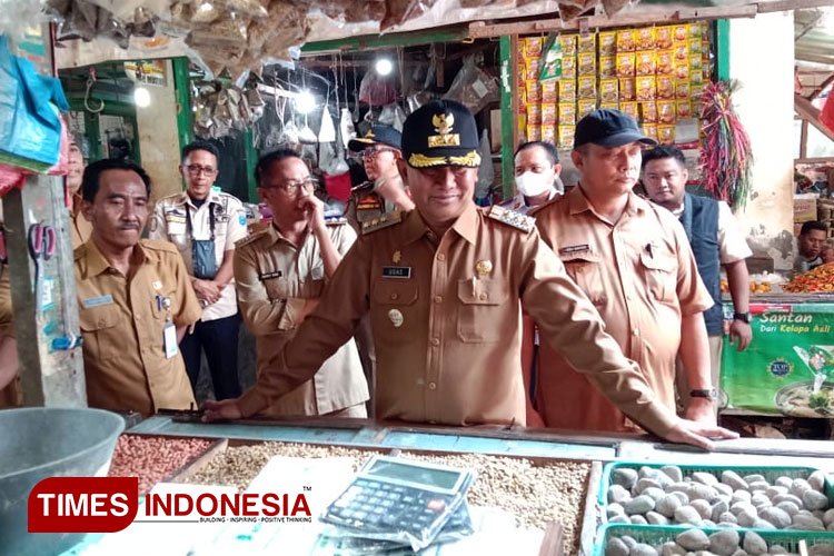 Pj Bupati Probolinggo sedang melakukan sidak pasar. (Foto: Abdul Jalil/TIMES Indonesia)