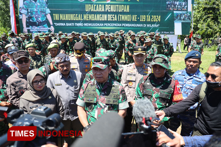 Pangdam V/Brawijaya, Mayjen TNI Rafael Granada Baay saat menutup TMMD ke-119 di Blitar. (FOTO: Pendam V Brawijaya for TIMES Indonesia)