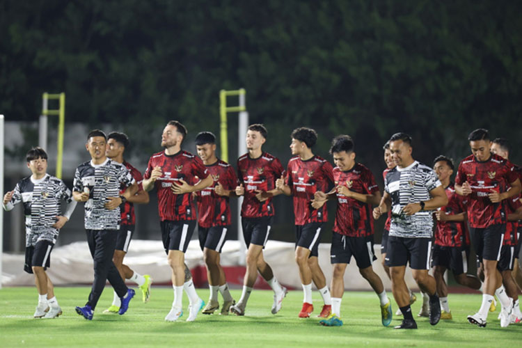 Pemain Timnas Indonesia berlatih ringan jelang laga melawan Vietnam di kualifikasi Piala Dunia 2026 di Stadion Gelora Bung Karno, Kamis (21/3/2024). (FOTO: PSSI)