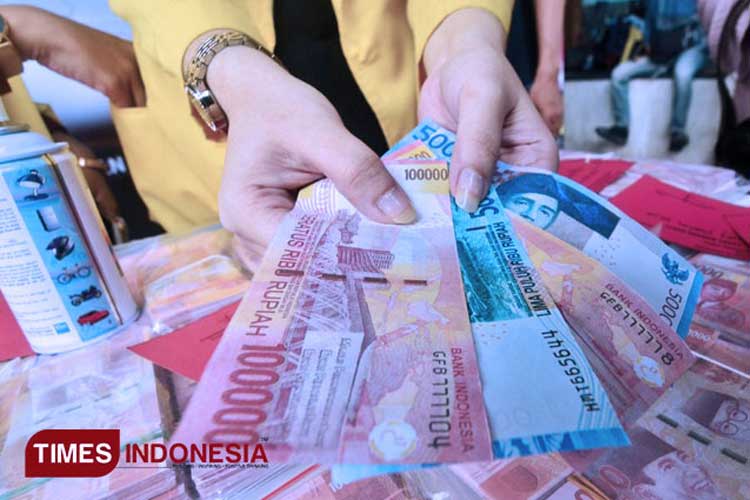Penukaran uang di bank. (FOTO: Dok. TIMES Indonesia)