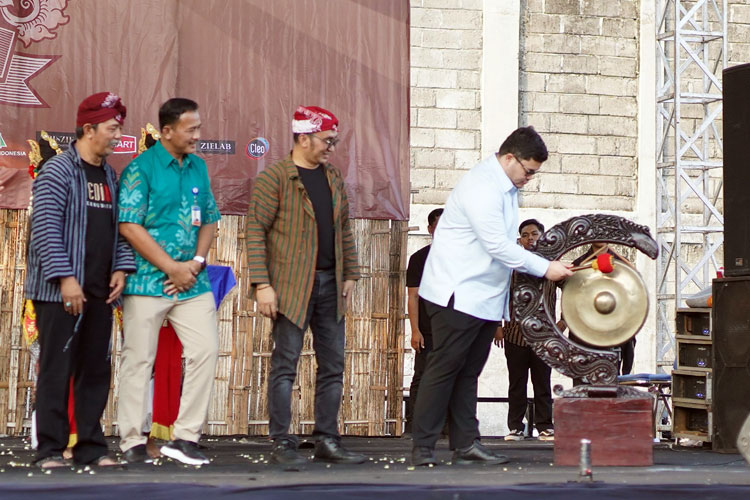 Bupati Kediri saat memukul gong tanda dibukanya festival kuno kini (Foto/Diskominfo Kabupaten Kediri)
