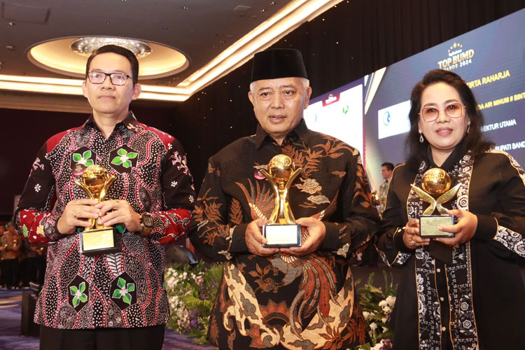 Bupati Malang, HM Sanusi, bersama Plt Direktur RSUD Kanjuruhan, dr. Bobi Prabowo, Sp.EM, KEC, M.Biomed (kanan), dan Asisten Administrasi Umum, Wahyu Kurniati, setelah menerima tropi TOP BUMD Awards 2024, di Jakarta, Rabu (20/3/2024).