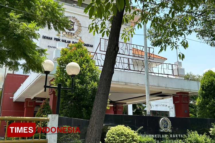 Gedung DPRD Kota Surabaya, Kamis (21/3/2024). (Foto: Lely Yuana/TIMES Indonesia)