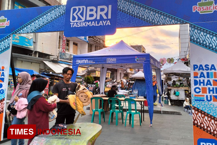 Sejumlah warga mulai memasuki pasar Ramadan Cihideung melalui pintu masuk Jalan HZ. Mustofa, Tasikmalaya, Jawa Barat, Kamis (21/3/2024). (FOTO: Harniwan Obech/TIMES Indonesia)