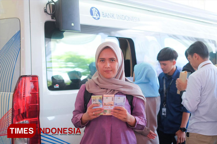 Seorang warga saat memperlihatkan uang baru di acara Semarak Rupiah Ramadan dan Idulfitri (SERAMBI) 2024 dengan tema (FOTO: Harniwan Obech/TIMES Indonesia)