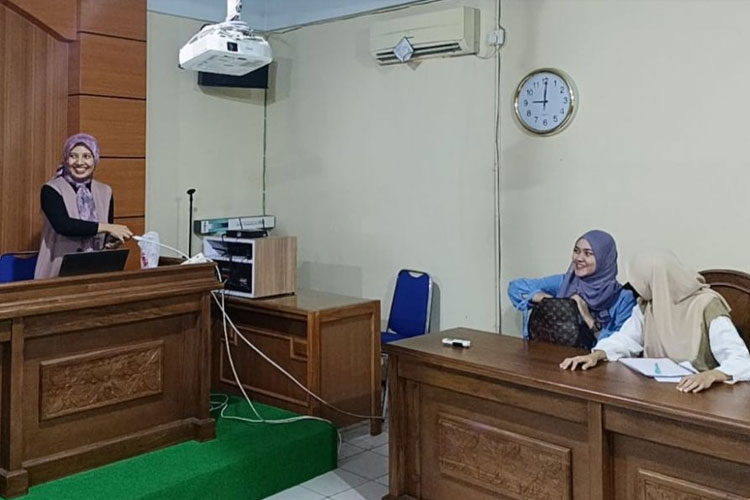 Narasumber Siti Jihan Syahfauziah, S.H. saat berdiskusi dengan mahasiswa. (Foto: Humas UNIPMA for TIMES Indonesia)