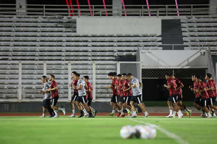 Pemain Timnas Indonesia berlatih ringan jelang laga bergengsi melawan Vietnam di Kualifikasi Piala Dunia 2026, di Stadion Gelora Bung Karno, Kamis (21/3/2024) malam. (foto: dok PSSI)