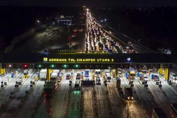 Arus kendaraan di gerbang tol Cikampek pada lebaran tahun 2022. Jasa Marga memprediksi puncak mudik lebaran 2024 pada Sabtu, 6 April 2024. (foto: Jasa Marga)