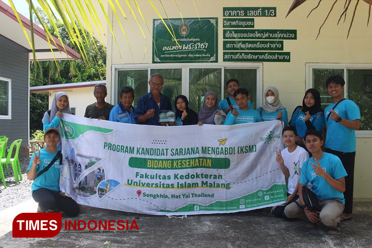 Mahasiswa KSM FK Unisma Malang melakukan kunjungan ke peternakan lebah madu di Songkhla Thailand. (FOTO: AJP TIMES Indonesia)