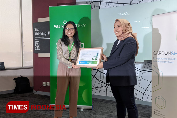 (ka-ki) CEO CarbonShare Faela Sufa bersama Marketing SUN Energy, Anggita Pradipta. (FOTO: Fahmi/TIMES Indonesia) 