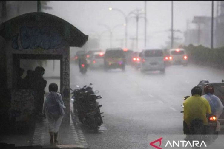 BMKG mengeluarkan peringatan dini berupa potensi hujan sedang hingga lebat yang dapat disertai kilat dan angin kencang di sejumlah provinsi di Indonesia pada Jumat (22/3/2024). (FOTO: Antara)