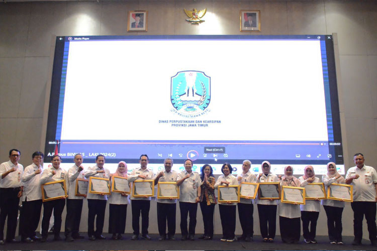 Penyerahan penghargaan dari Disperpusip Jatim kepada 12 organisasi perangkat daerah (OPD) dan 10 lembaga kearsipan daerah (LKD) kabupaten/kota di Jatim. (FOTO: Dok.Disperpusip Jatim)