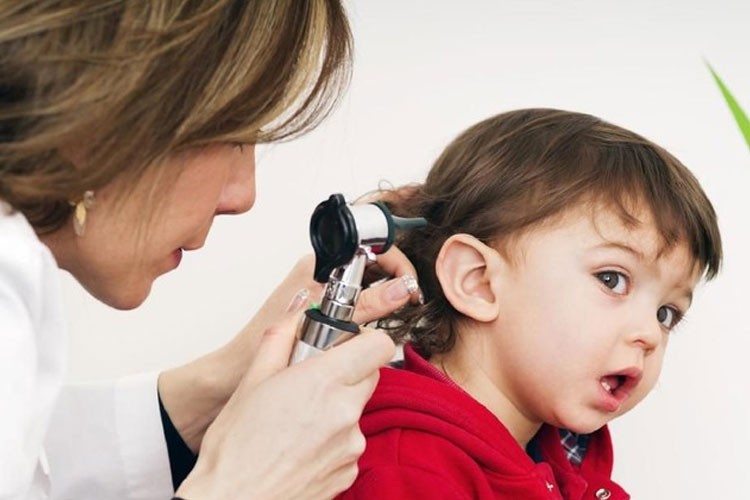 Ilustrasi - Pemeriksaan pendengaran pada anak (Foto: iStock)