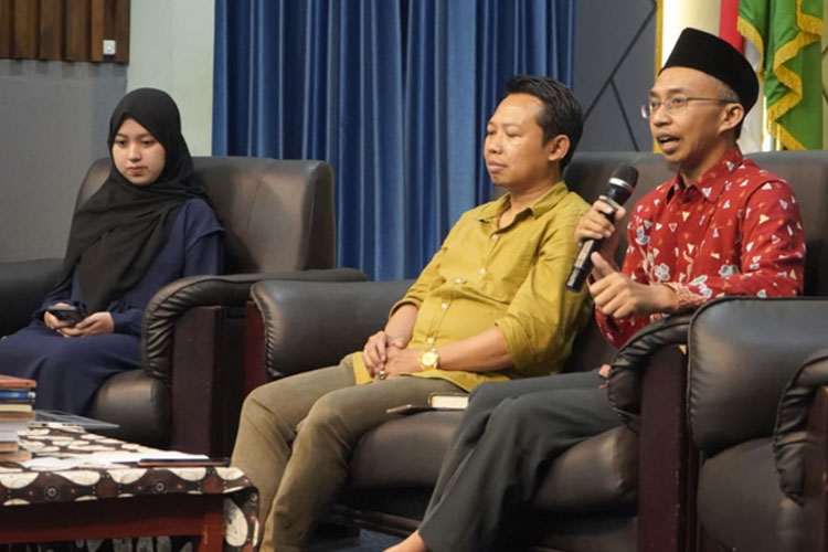 Kaprodi BSA UIN Malang Abdul Basid dan Wadek 3 Humaniora Dr Halimi dalam sebuah acara. (FOTO: Istimewa)