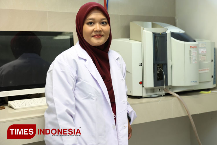 Dosen Fakultas Geografi Univeristas Gadjah Mada atau UGM, Dr Lintang Nur Fadlillah ketika pengujian sampel di laboratorium. (FOTO: Humas UGM for TIMES Indonesia)