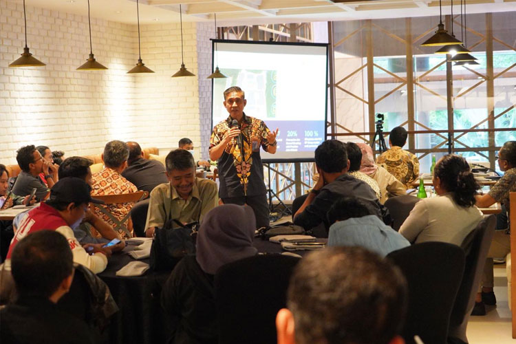 Direktur Manajemen Human Capital dan Administrasi PLN Nusantara Power Karyawan Aji (tengah) menyampaikan arah pengembangan EBT PLN NP kepada media Jawa Timur di Surabaya, Kamis (22/3/2024). (FOTO: Dok. PLN NP)