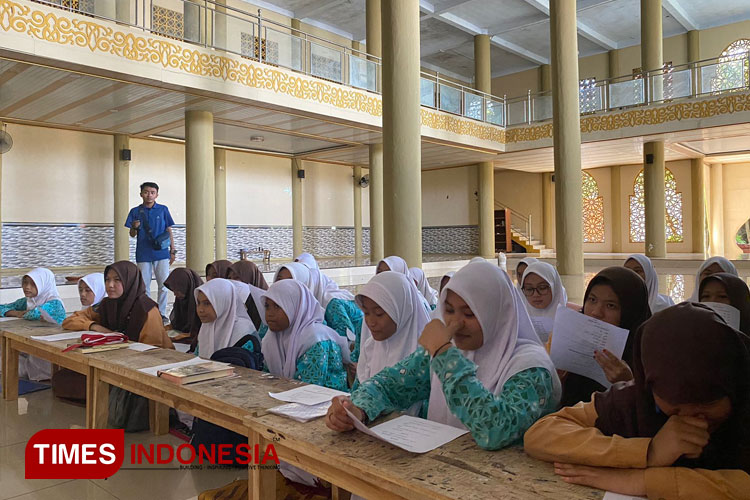 Inovatif! Pesantren di Jombang Ngaji Kitab Kuning Diterjemahkan Bahasa Inggris