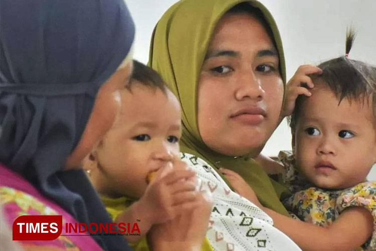 Petugas Posyandu memberikan pelayanan kepada anak balita yang rutin dilakukan para kader Posyandu se-NTB. (FOTO: Kominfo NTB for TIMES Indonesia)