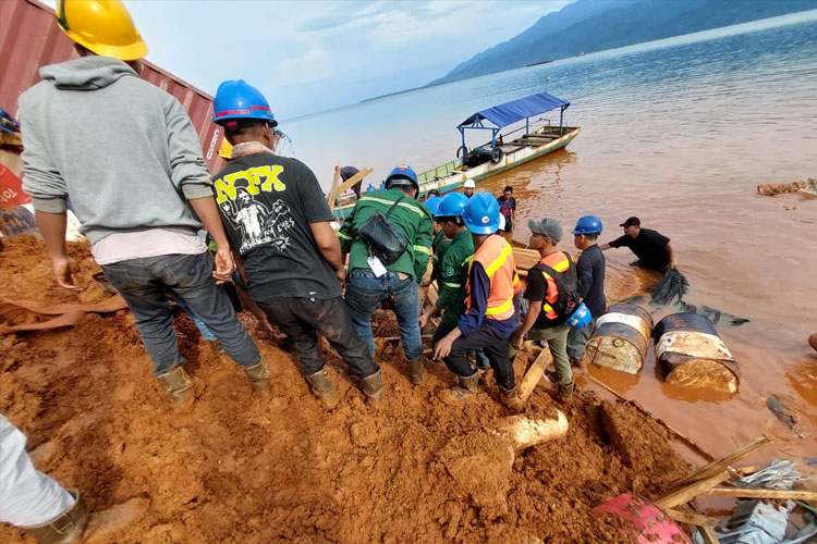 Proses evakuasi korban meninggal dunia di lokasi tambang Nikel Kolaka Sulawesi Tenggara. (Foto: Ist)
