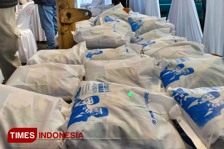 Ribuan paket sembako siap disalurkan kepada warga dalam gelaran Safari Ramadan BUMN 2024 di  Lapangan Tenis Lengkong Barat, Kecamatan Tawang Kota Tasikmalaya, Jawa Barat, kepada awak media, Jumat (22/3/2024). (FOTO: Harniwan Obech/TIMES Indonesia)
