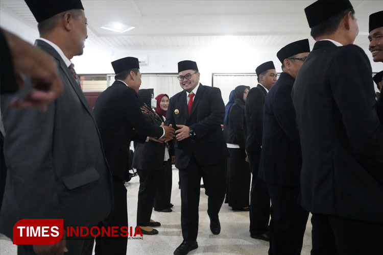 Bupati Kediri saat berjabat tangan dan berikan selamat kepada pejabat yang dilantik. (FOTO: Diskominfo Kabupaten Kediri for TIMES Indonesia)