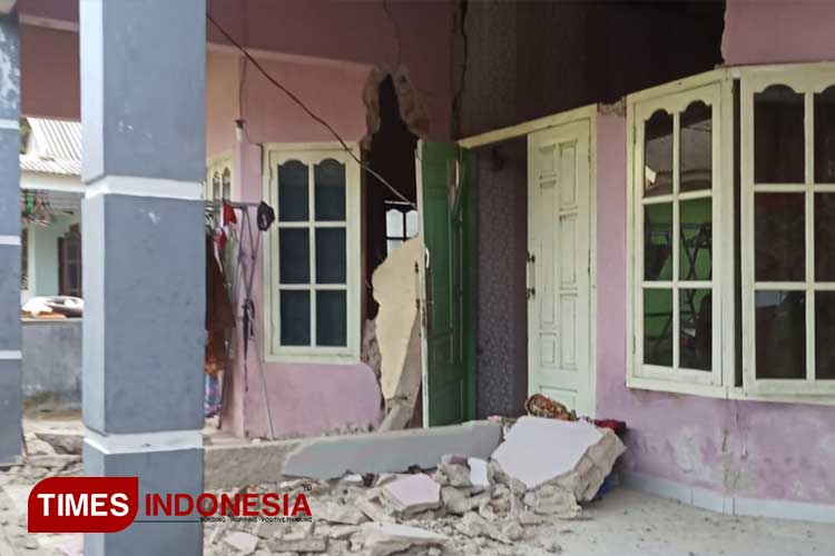 Bertolak Ke Bawean Bupati Gresik Tinjau Dampak Gempa Bumi Times