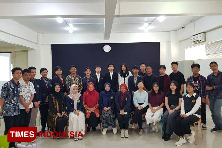 Para Pelajar yang mengikuti seminar dan demontrasi debat yang diadakan oleh Debat For Everyone di BBS Malang, Sabtu (23/3/2024). (Foto: Achmad Fikyansyah/TIMES Indonesia) 