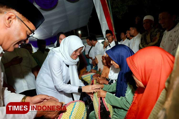 Bupati Banyuwangi, Ipuk Fiestiandani, saat menggelar Safari Ramadan. (Foto: Laila Yasmin/TIMES Indonesia)