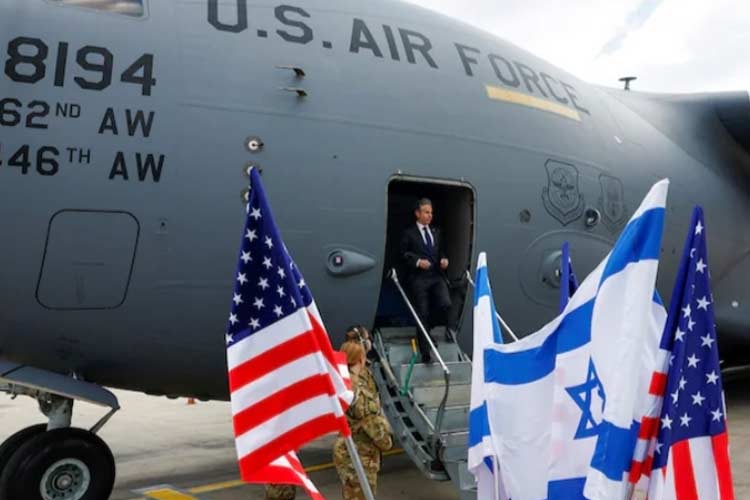 Menteri Luar Negeri Antony Blinken saat tiba di Israel usai dari Kairo pada hari Jumat. (FOTO: The Washington Post)