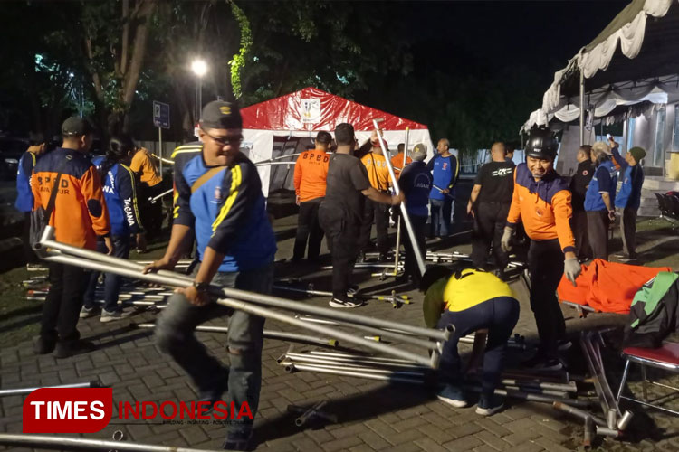 Kondisi terkini RS Husada Utama Surabaya. Tenda darurat masih disiagakan untuk mengantisipasi gempa susulan, Sabtu (23/3/2024) malam. (FOTO: Lely Yuana/TIMES Indonesia)