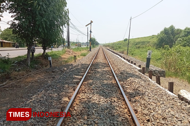 Rel kereta api di Wilayah Daop 8 Surabaya.(Foto : Lely Yuana/TIMES Indonesia)