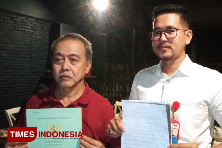 Sabarto Saleh didampingi kuasa hukumnya Afdil Fitri Yadi. (Foto: Muhammad Uqel/TIMES Indonesia).