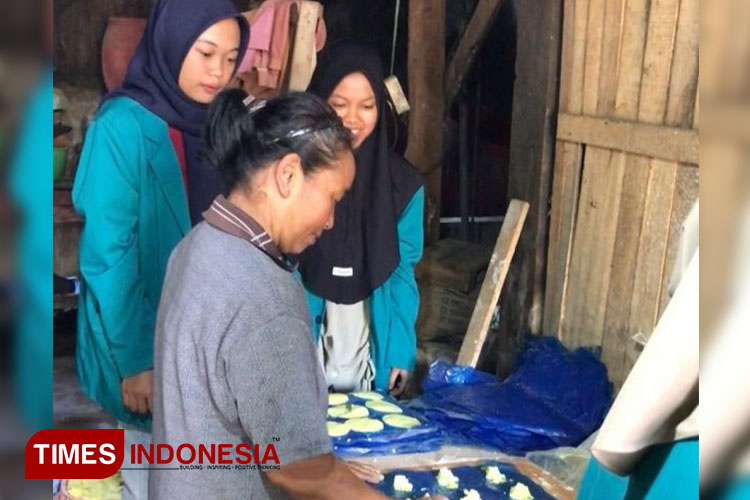 Mahasiswa KSM-T Unisma Malang melakukan kunjungan ke salah satu UMKM kerupuk samiler Dusun Pohkecik. (FOTO: AJP TIMES Indonesia)