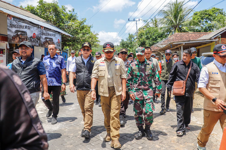 Tinjau Korban Gempa Bawean, Pj Gubernur Adhy Pastikan Bantuan Logistik ...