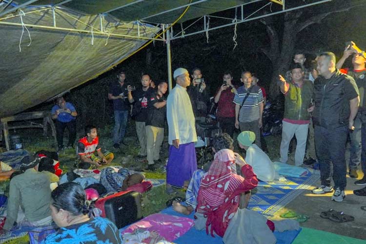 Bupati Gresik Fandi Akhmad Yani saat mengunjungi tempat pengungsian di Bawean. (Foto: Diskominfo Pemkab Gresik)