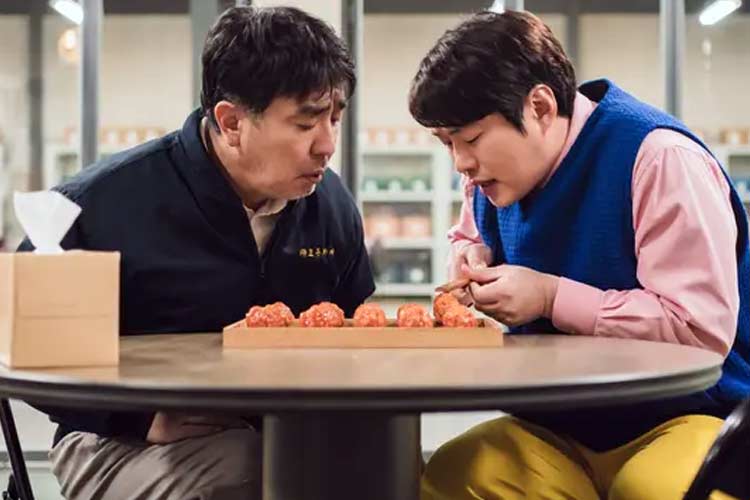 Cuplikan adegan Chicken Nugget yang memunculkan dakgengjeong, ayam goreng khas Korea. 