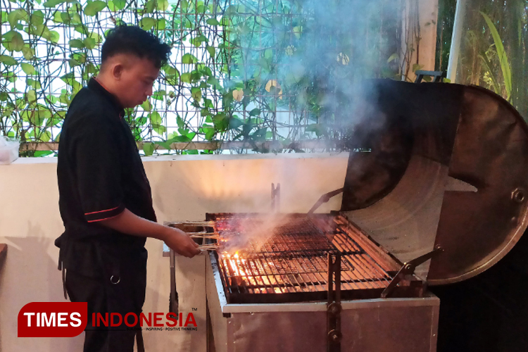 Ragam sate Nusantara yang menjadi menu primadona di Java Lotus Hotel Jember. (Foto: Siti Nur Faizah/TIMES Indonesia)